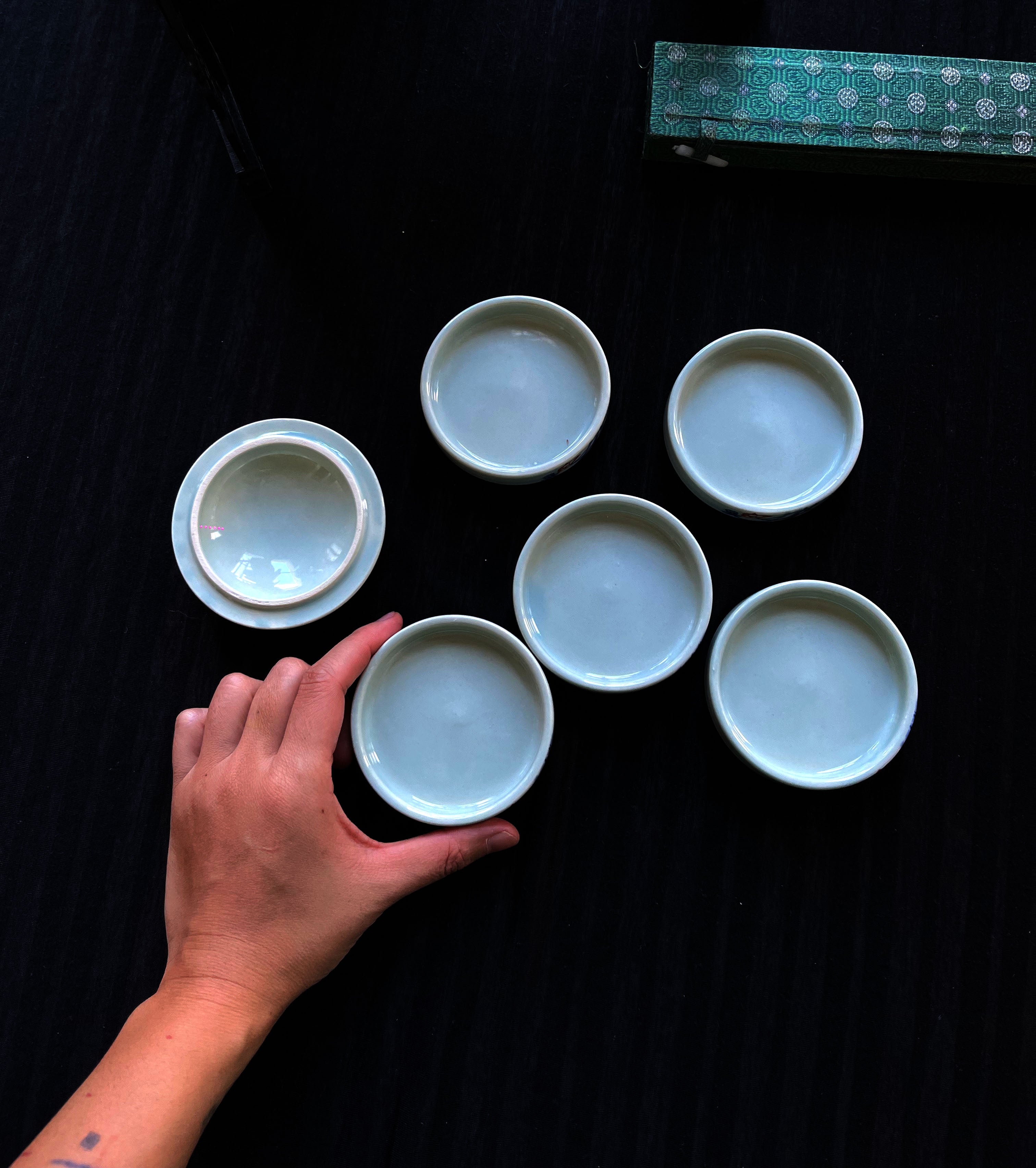 5 coupelles, avec couvercle, étalées sur la table de travail