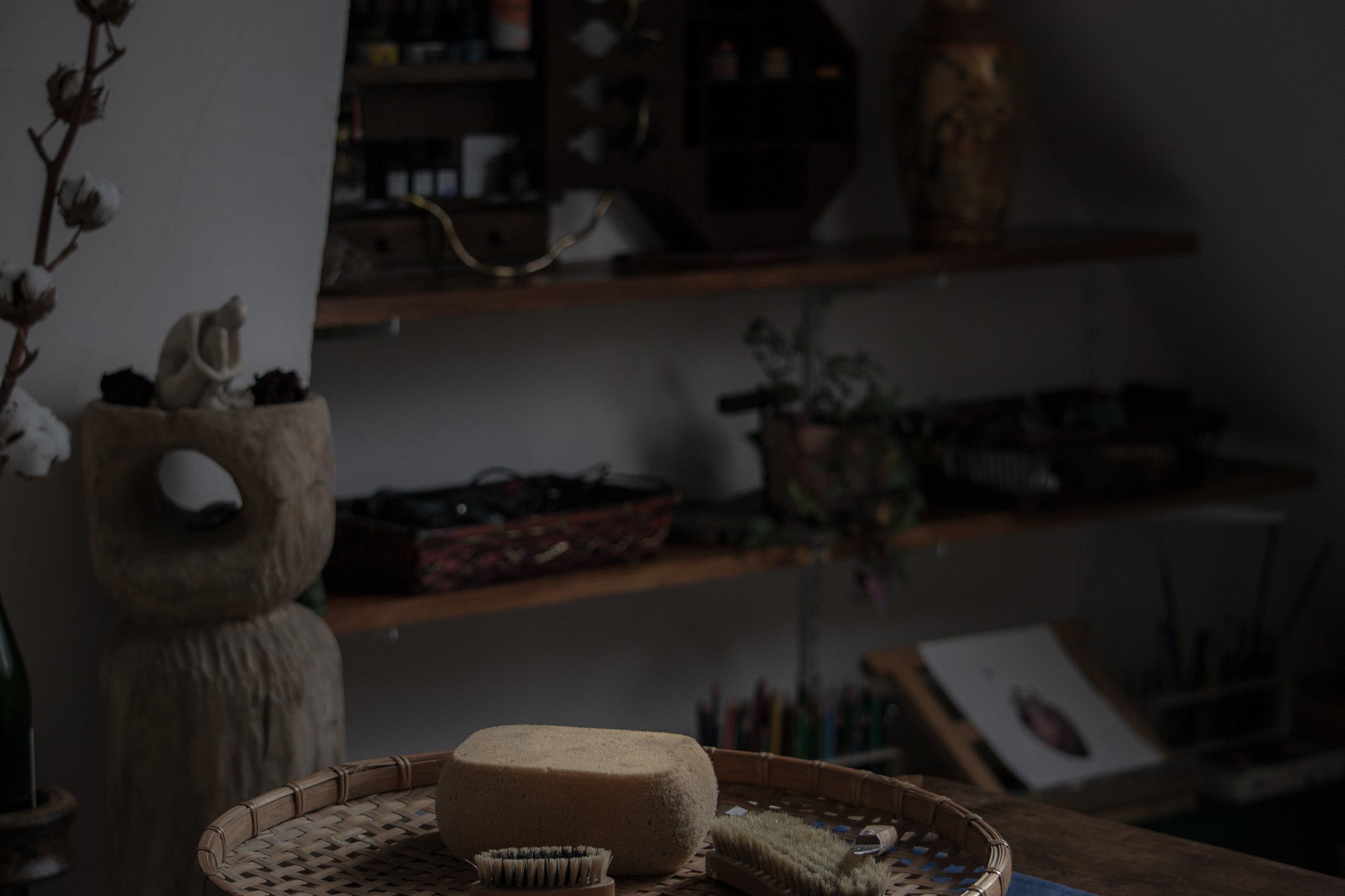 Photographie d'un atelier d'art aux inspirations asiatiques