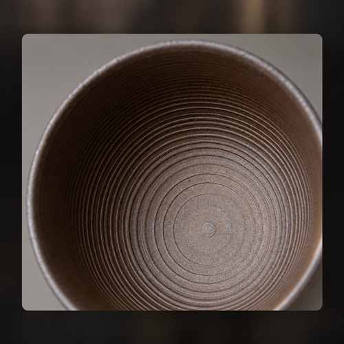 Intérieur du chawan en céramique émaillée du kit matcha IKANE