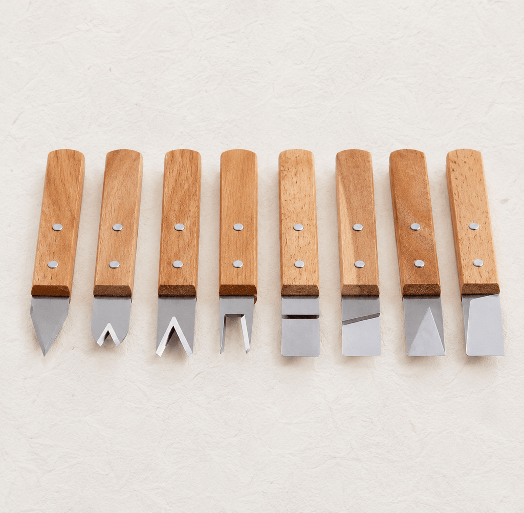set de 8 outils pour tournassage argile et céramique posés de face
