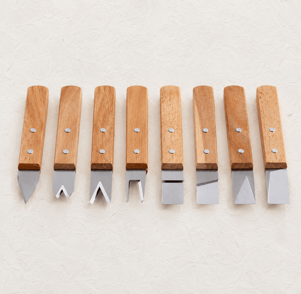 set de 8 outils pour tournassage argile et céramique posés de face