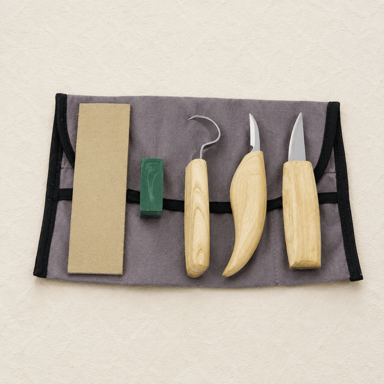 Pochette et outils sculpture du bois