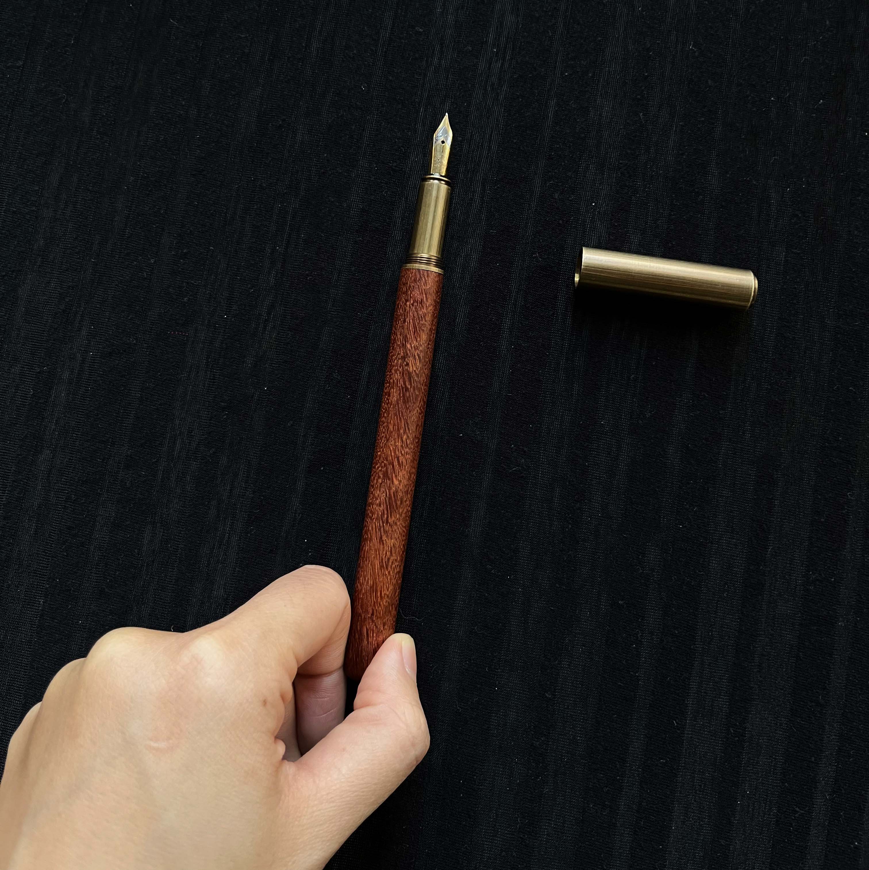 Stylo en bois laiton, plume