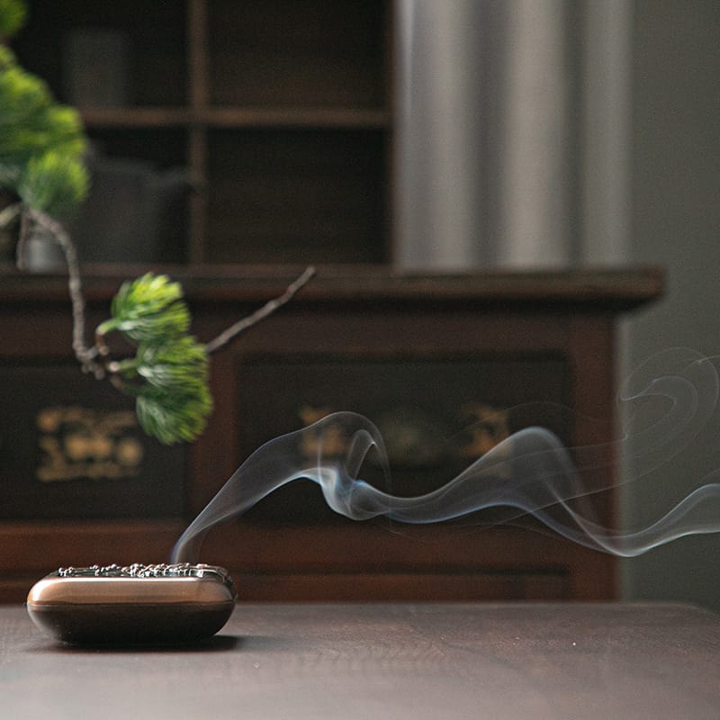 brûleur d'encens en spirale et la fumée qui en sort