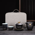 Un coffret gung fu complet, en céramique avec valise