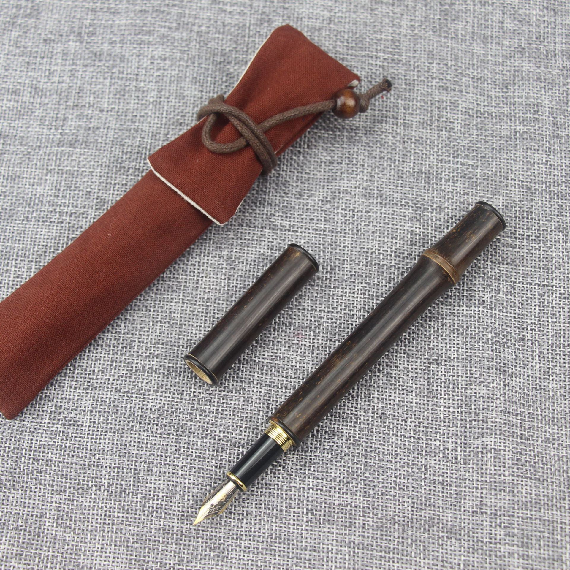 un stylo plume en bois foncé avec son étui